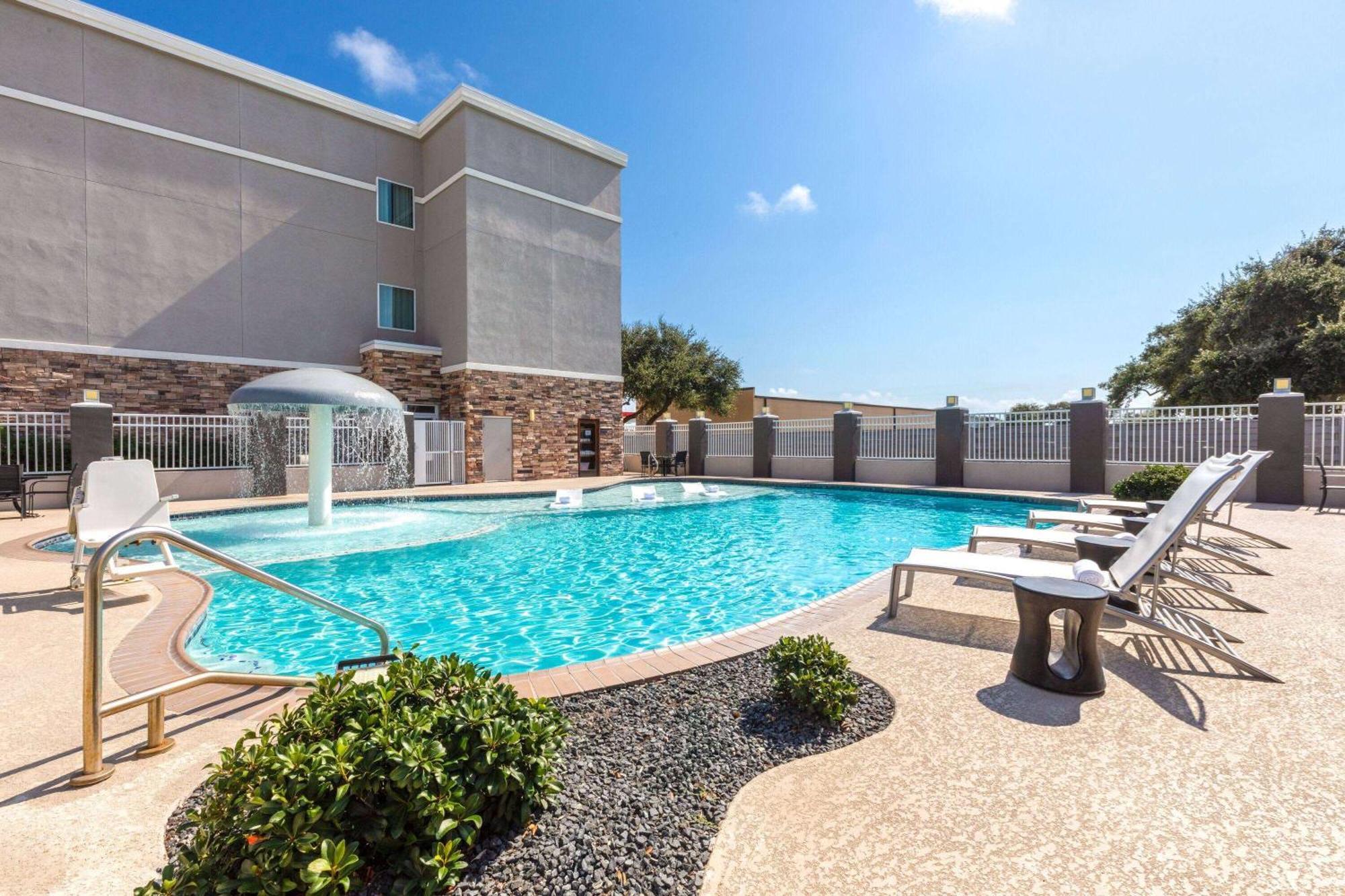 La Quinta By Wyndham Rockport - Fulton Hotel Bagian luar foto